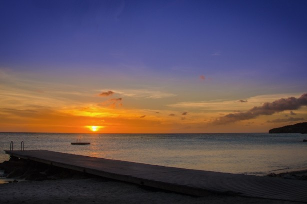 Ga naar een baai en in 10 minuten zie de zon in de zee verdwijnen